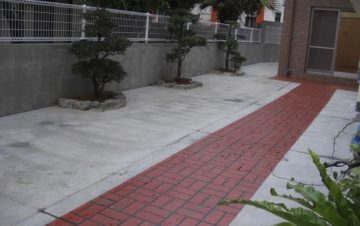 レッドカーペットのように印象的なコンクリートカーペット施工例 C-06